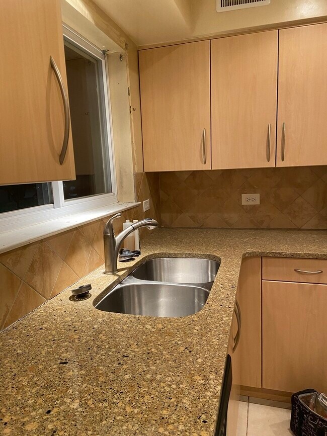 Foto del edificio - 9477 Bay Colony Dr