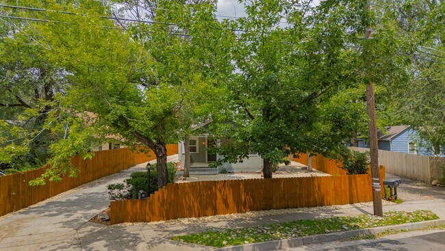 Foto del edificio - A Truly Rare Ivy Wild Opportunity — Modern Luxury Meets Charm