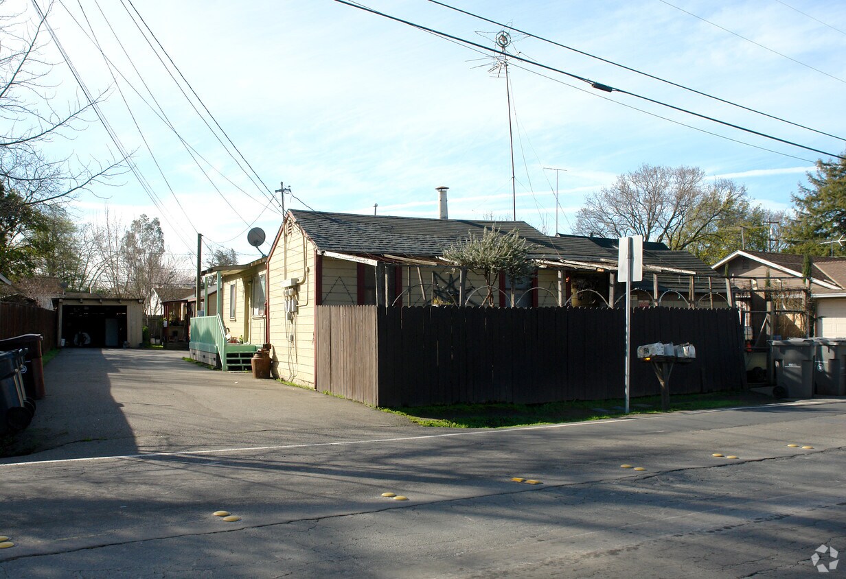 Primary Photo - 194-196 198 W Barham Ave