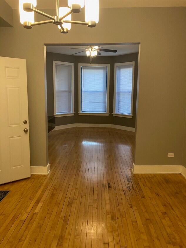 Foto principal - 907 S Claremont Ave