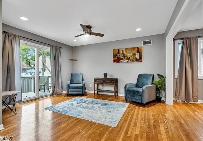 Building Photo - 548 Birchwood Rd