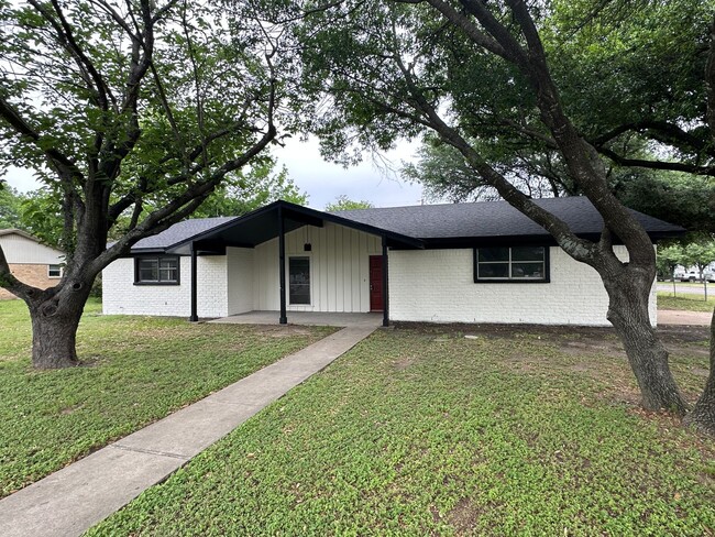 Building Photo - Single Family Home in Woodway, Texas | Mid...