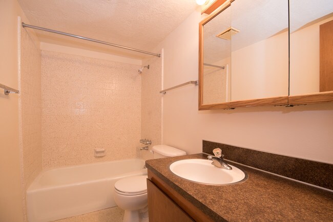 Building Photo - 6 W 1500 S