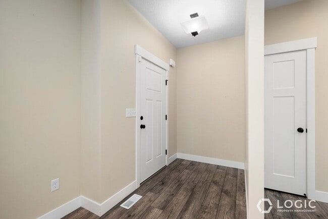 Building Photo - Beautiful Townhouse in Sandy!
