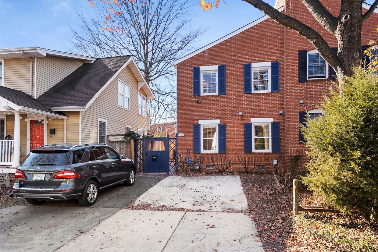 Perfect location, updated and refreshed - 1020 Powhatan St