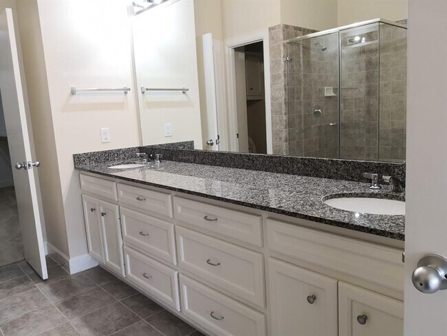 Foto del edificio - 2710 Hullsmith Dr