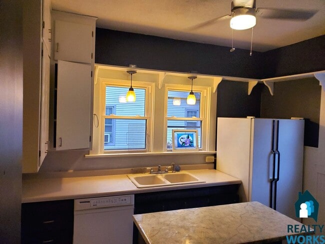 Building Photo - Charming 4 (+1) Bed Home!