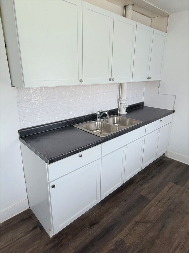 Foto del edificio - FOR RENT- 348 Lamont-** PETS OK **