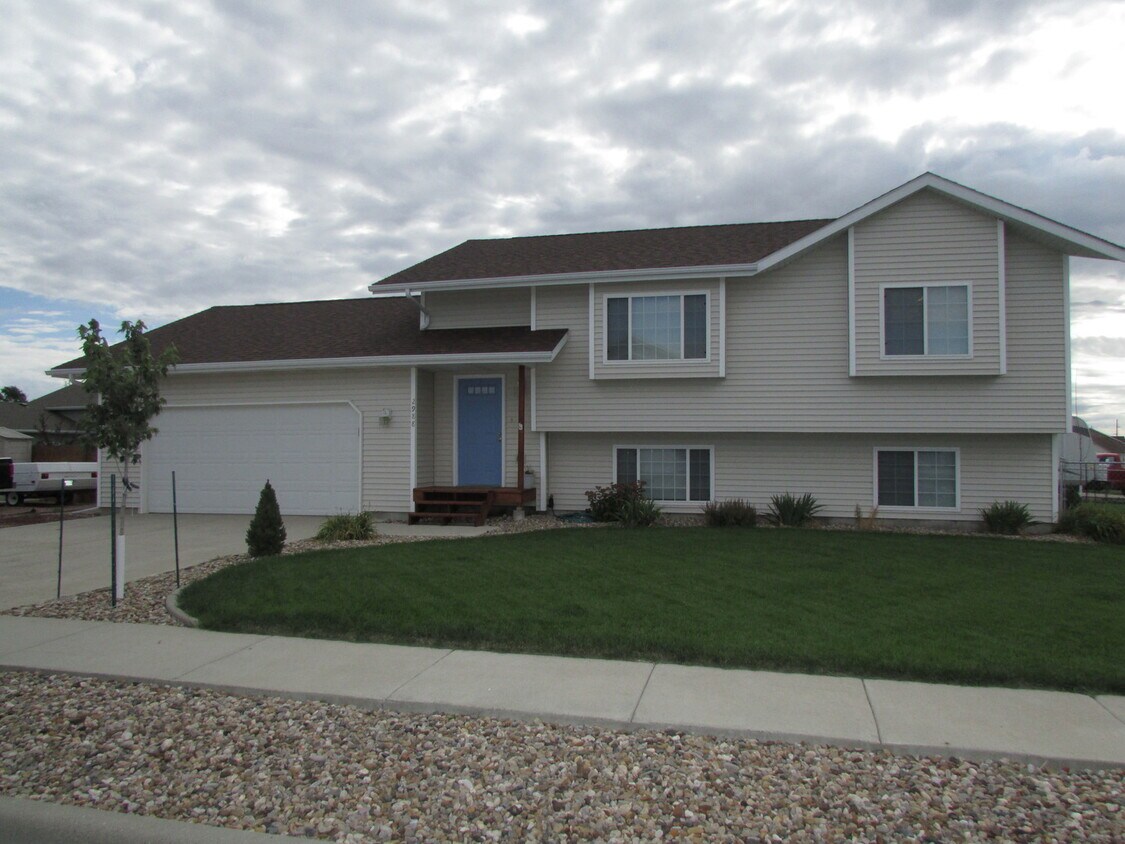 Foto principal - 4 BEDROOM | 2 BATH | DOUBLE CAR GARAGE | R...