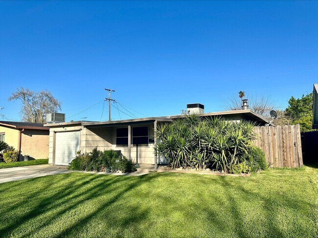 Building Photo - 841 Fairway Dr