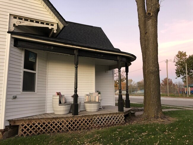 Front Porch - 110 N Washington Ave