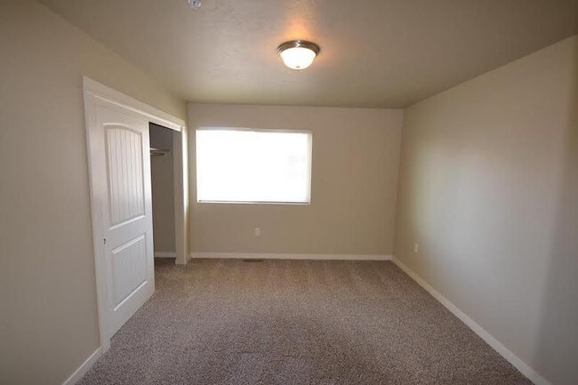 Building Photo - 12137 W Overland Rd