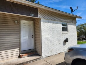 Building Photo - 900 W 16th St