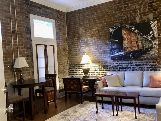 Entrada del salón al patio - 854 Camp St