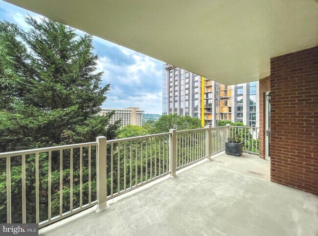 Foto del edificio - 1555 N Colonial Terrace