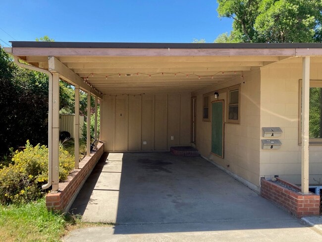 Building Photo - 729 S 14th Ave
