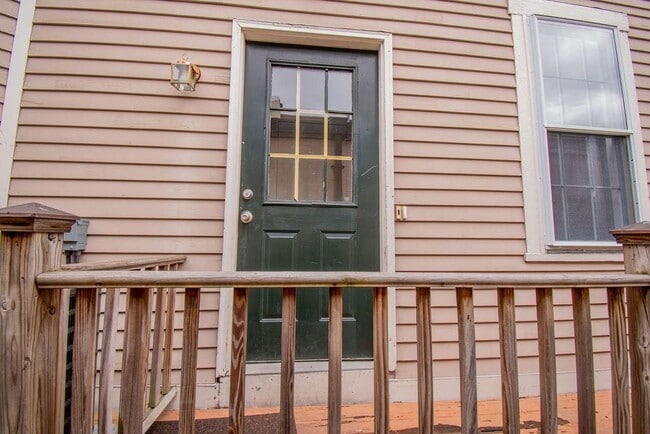 Building Photo - 264 Main St