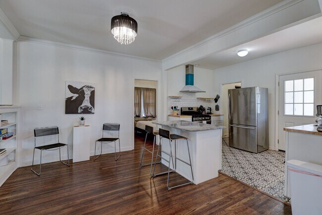 Building Photo - Fully Furnished in Owen Park!
