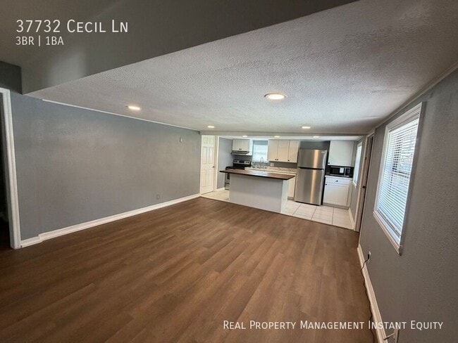 Building Photo - 37732 Cecil Ln