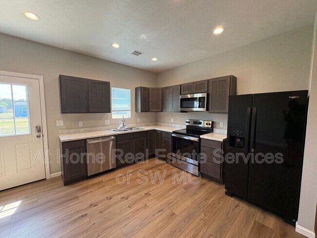 Foto del edificio - 120 W Bluegrass St