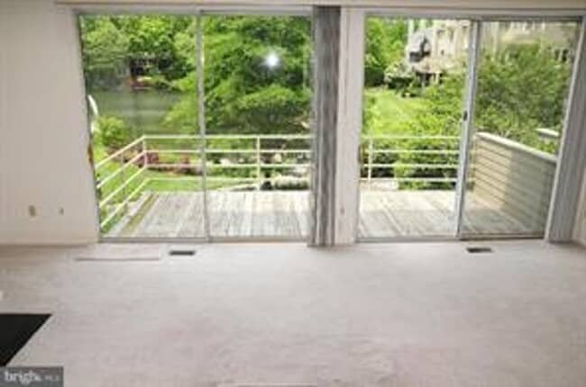 Foto del edificio - Listed by Carol Welsh