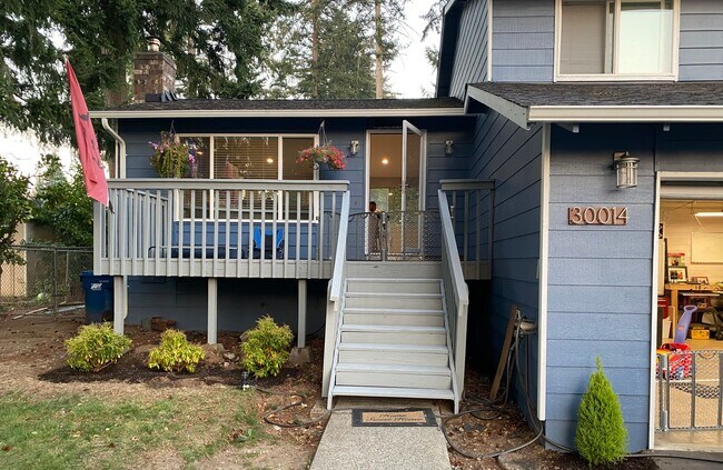 Building Photo - Beautifully Maintained 3 Bedroom 2 Bath Home with Garage and Fenced Yard! Pets Welcome!