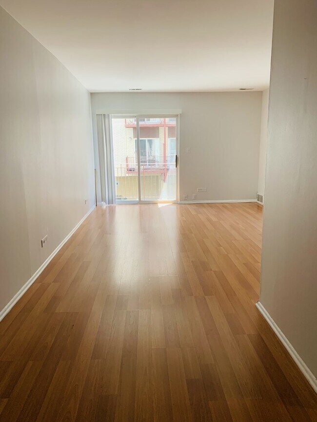 Building Photo - 1013 Des Plaines Ave