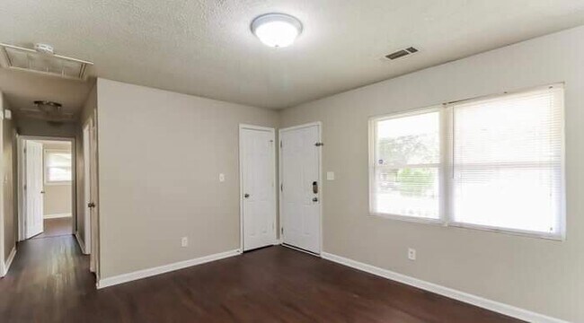 Foto del edificio - 8146 Attleboro Dr