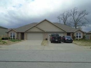 Building Photo - 220 Sage St