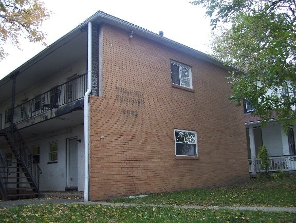 Primary Photo - 2003 W Broad St