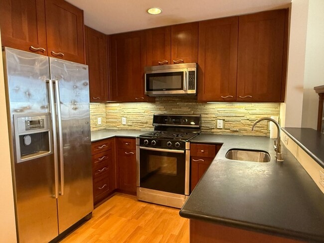 Building Photo - Modern Condo in the Heart of the City's Lo...