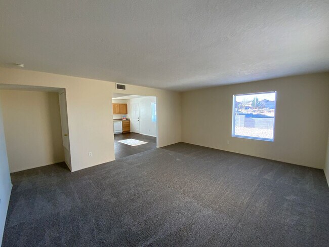 Foto del edificio - 3 Bedroom Single Story Home Near Northern Blvd NE & Loma Colorado Blvd NE!