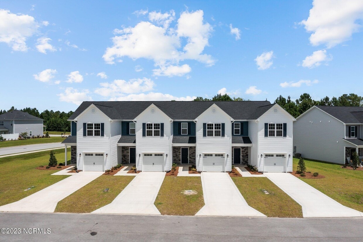 Primary Photo - 203 Verrazzano Ln