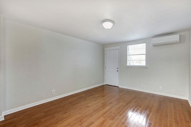 Building Photo - One block from Historic District - Renovat...