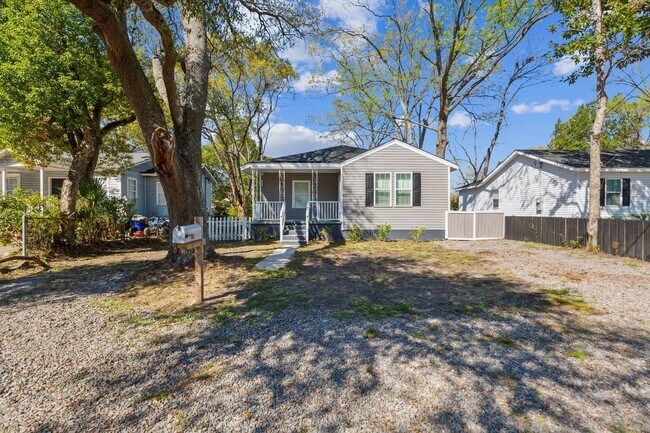 Building Photo - Chic & Modern North Charleston Home with Spacious Backyard