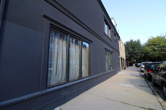 Building Photo - 933 N Ashland Ave