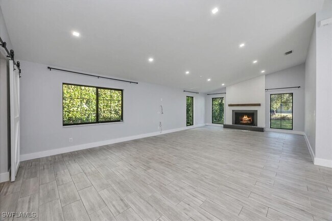 Foto del edificio - 6161 Waxmyrtle Way