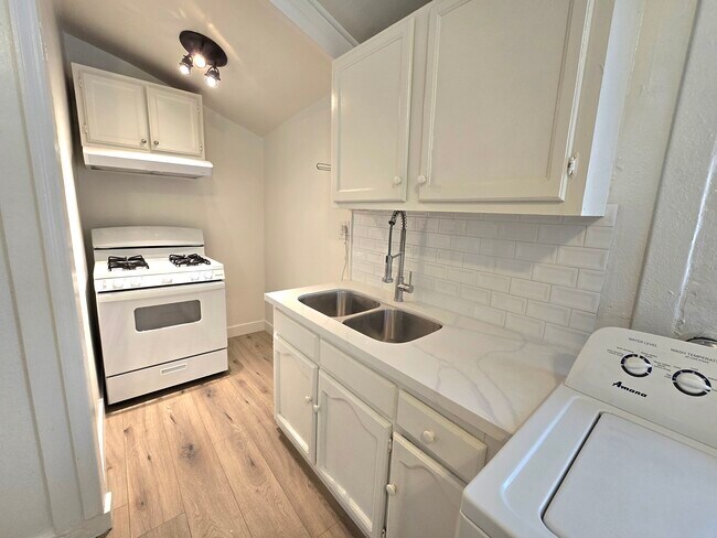Foto del edificio - 5826 Willoughby Ave