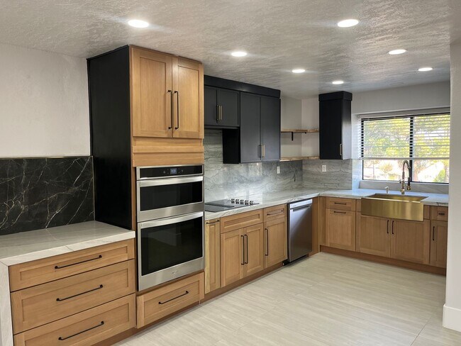 Building Photo - 22547 Cascade Dr