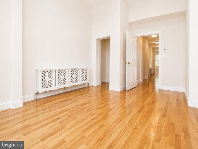 Foto del edificio - 2808 W Girard Ave