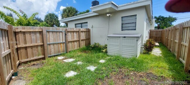 Building Photo - 402 Phippen Waiters Rd