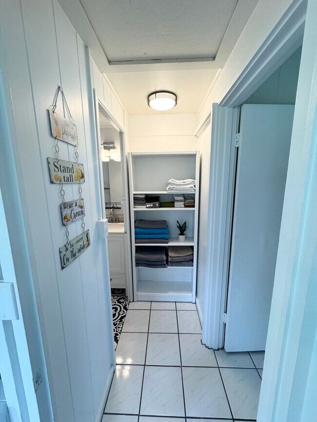 Building Photo - Ready for move in! 1 bedroom w/ parking in...