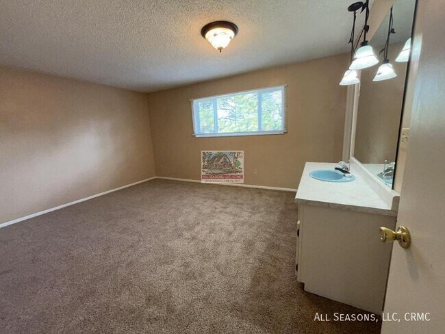 Foto del edificio - 1527 Spring Valley Dr
