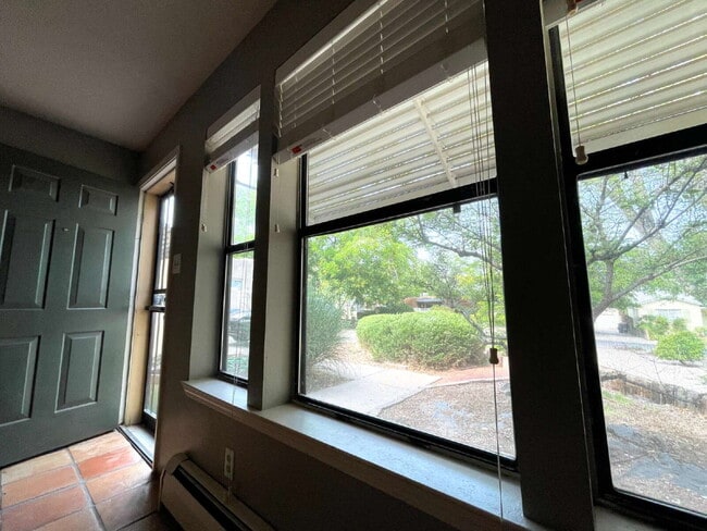 Building Photo - Nob Hill! 2bd/1ba/1CG Gorgeous!