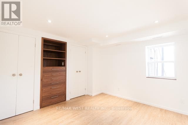 Building Photo - 1118 Queen St W