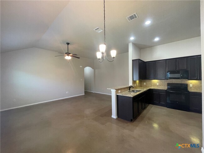 Building Photo - 758 Saengerhalle Rd