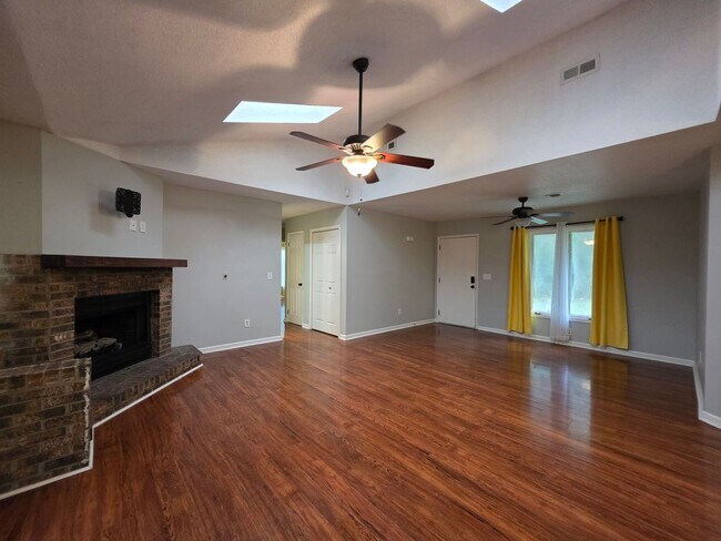 Foto del edificio - Peaceful Country Living on 1.5 Acres with Pond & Two-Car Garage