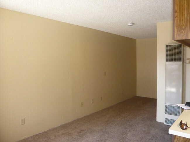 Building Photo - 530 W Plumb Ln