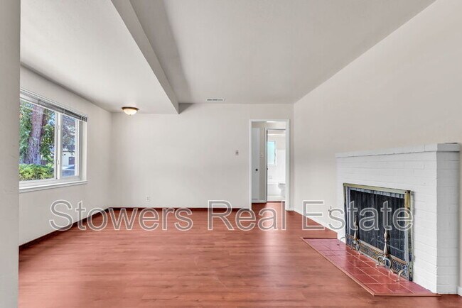 Building Photo - 275 Cameo Dr