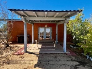 Building Photo - 984 Dakota Ln